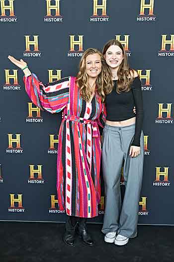Verleihung des HISTORY-AWARD 2023 am 6. Mai 2023 in München (v.l.): Nina Eichinger und Emilia Flint (Copyright: Gert Krautbauer für The HISTORY Channel)